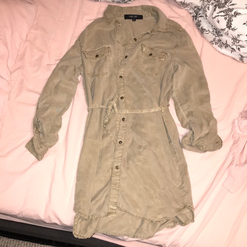 Dress with buttons and a tie string